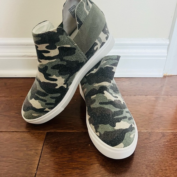 Steve Madden Shoes - Steve Madden Green and Gray High-Top Sneakers size 8